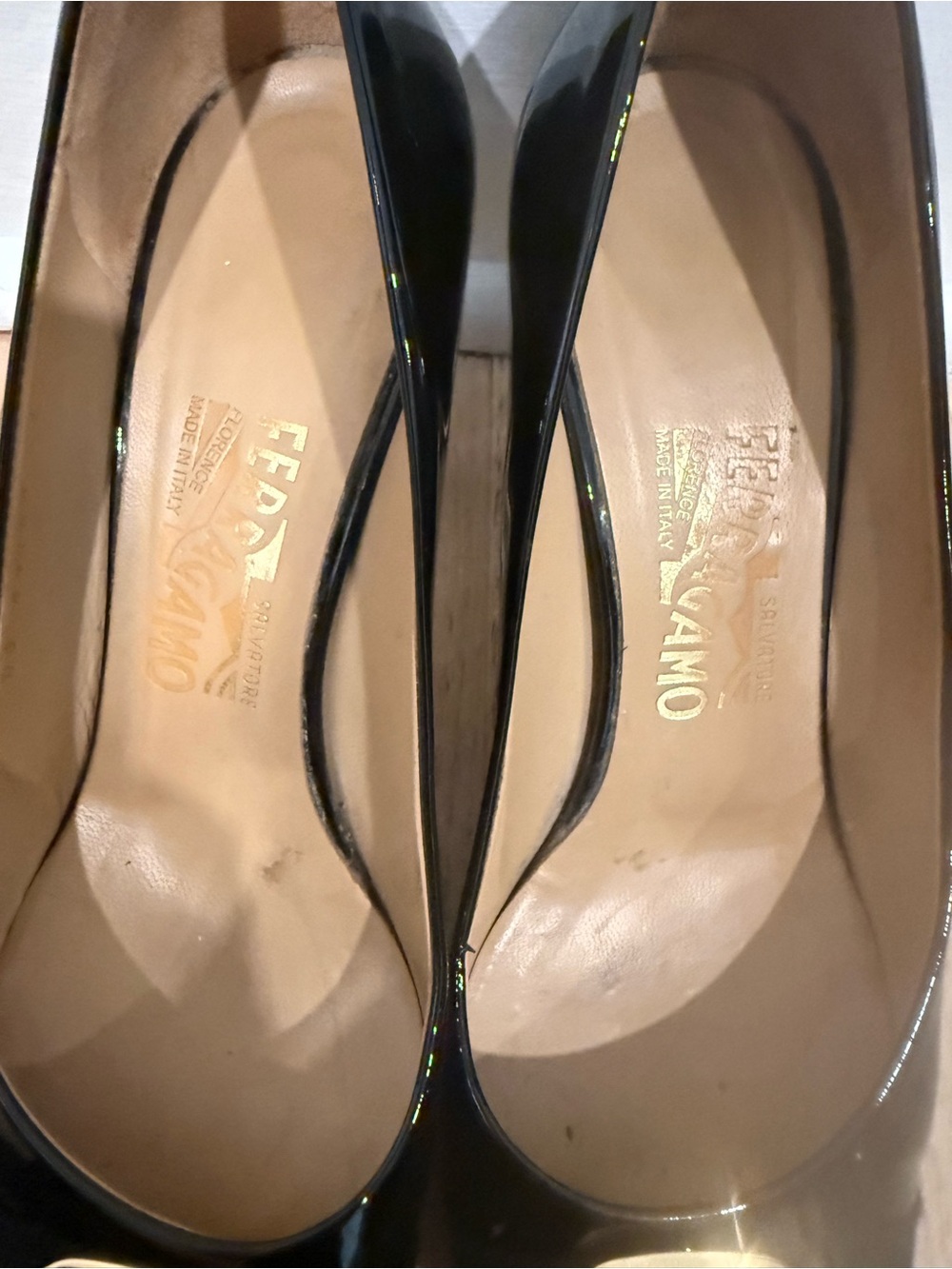 Salvatore Ferragamo Black Patent Vara Bow Pumps with Gold Plate - Picture 3 of 6